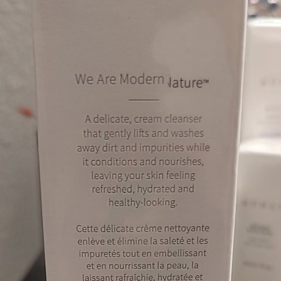 Monat Facial Cleanser - Picture 6 of 9